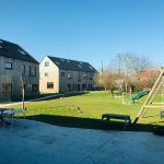Cohousing De Nieuwe Wee in Drongen gemeenschappelijke tuin met schommel