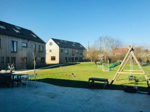 Cohousing De Nieuwe Wee in Drongen gemeenschappelijke tuin met schommel